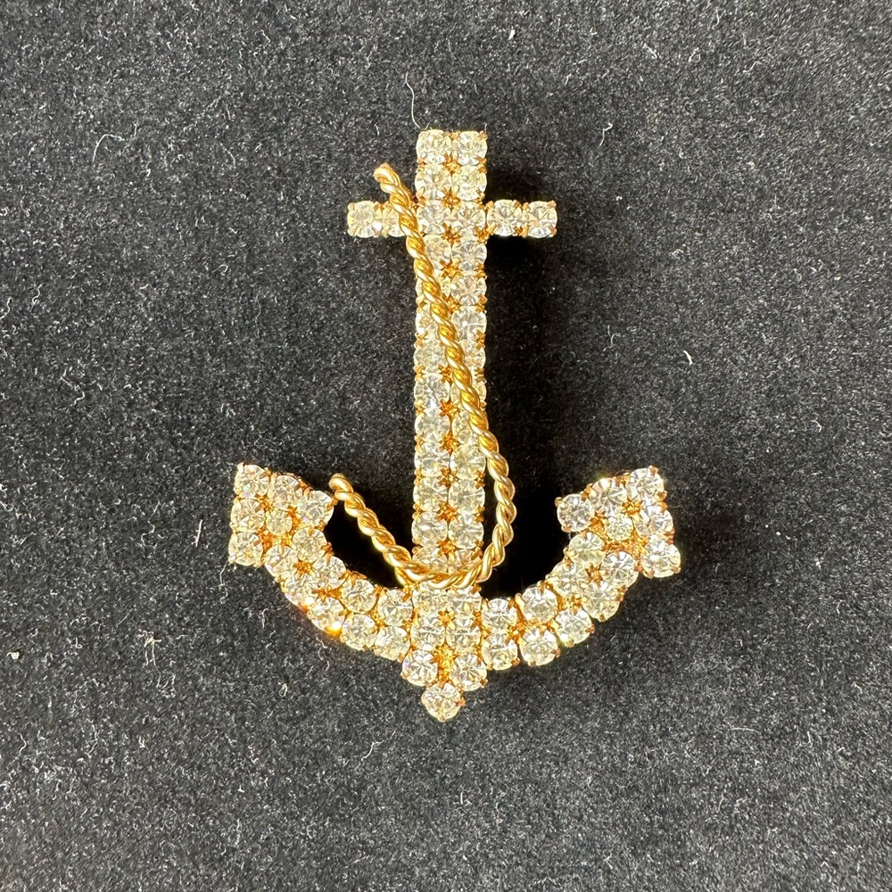 Vintage brooch. Gold tone metal with rhinestones